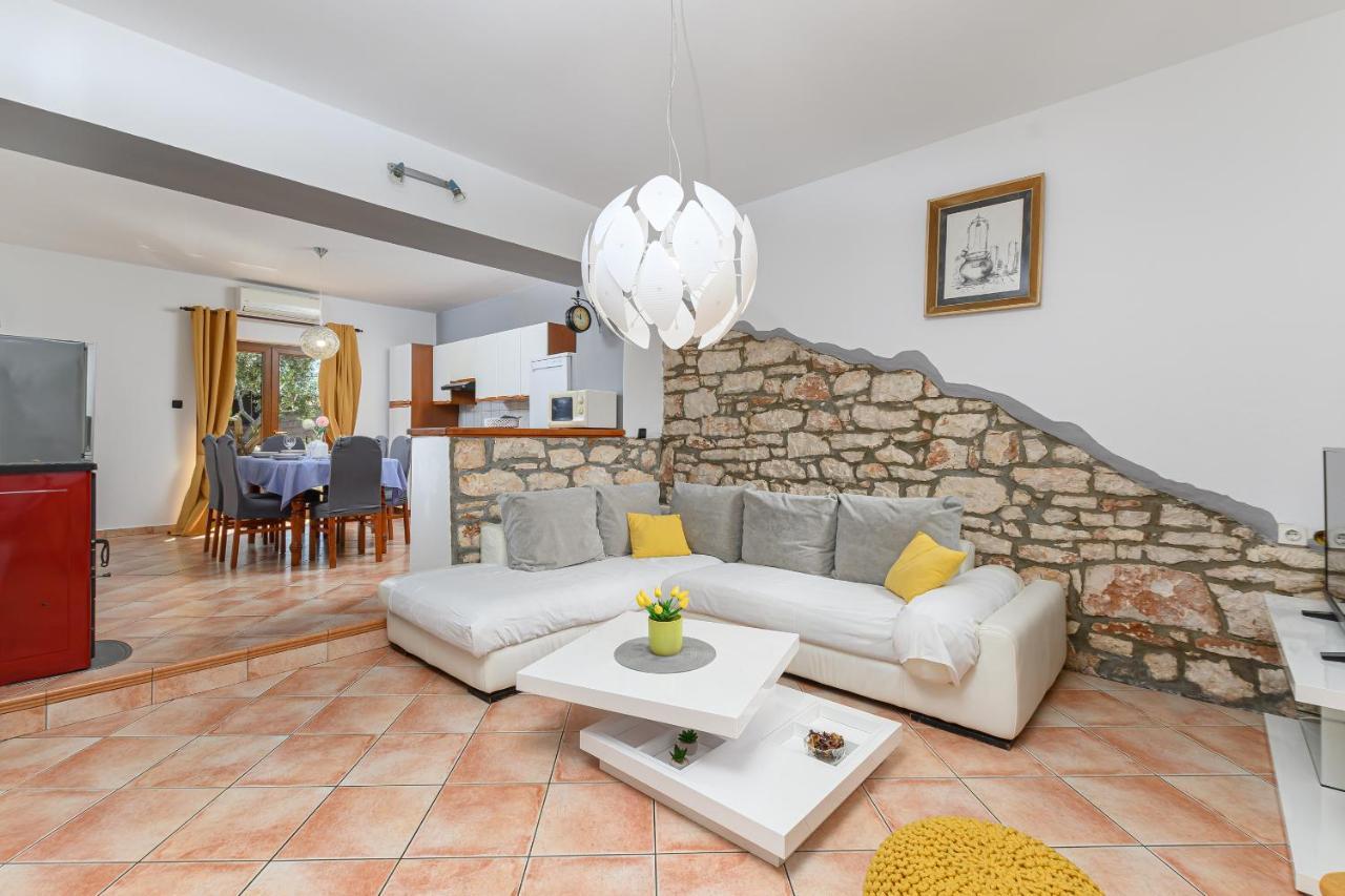 Villa Carla With Private Pool & Kids Playground - Pet Friendly Mutvoran Екстериор снимка