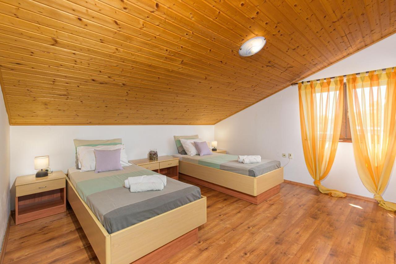 Villa Carla With Private Pool & Kids Playground - Pet Friendly Mutvoran Екстериор снимка