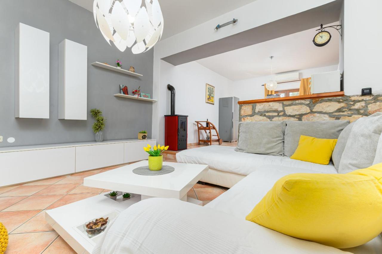 Villa Carla With Private Pool & Kids Playground - Pet Friendly Mutvoran Екстериор снимка